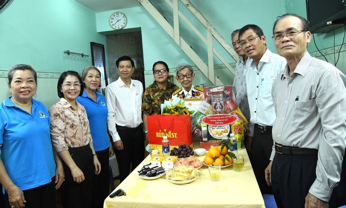Đồng chí Trần Văn Tuấn trao quà của lãnh đạo thành phố mừng thọ cụ Nguyễn Viết Cường