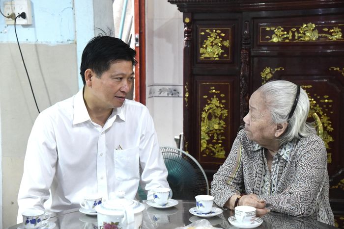 Đồng chí Trần Văn Tuấn hỏi thăm sức khỏe cụ Lương Thị Cúc