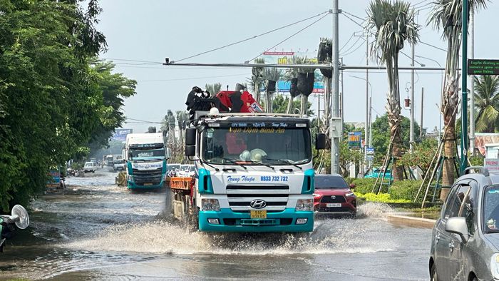  Tình trạng ngập úng nghiêm trọng đoạn qua cầu Cỏ May thuộc đường Võ Nguyên Giáp (phường Phước Thắng, TPHCM). Ảnh: QUANG VŨ 