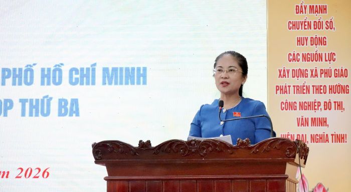  Bà Nguyễn Thị Tuyết Nhung, đại biểu HĐND Thành phố giải đáp các thắc mắc của cử tri 