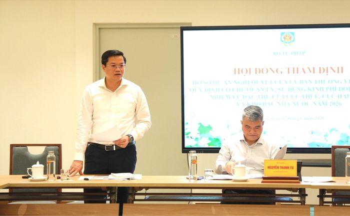 Thứ trưởng Bộ Tài chính Nguyễn Đức Tâm, đại diện cơ quan soạn thảo, phát biểu. Ảnh: CẨM HÀ