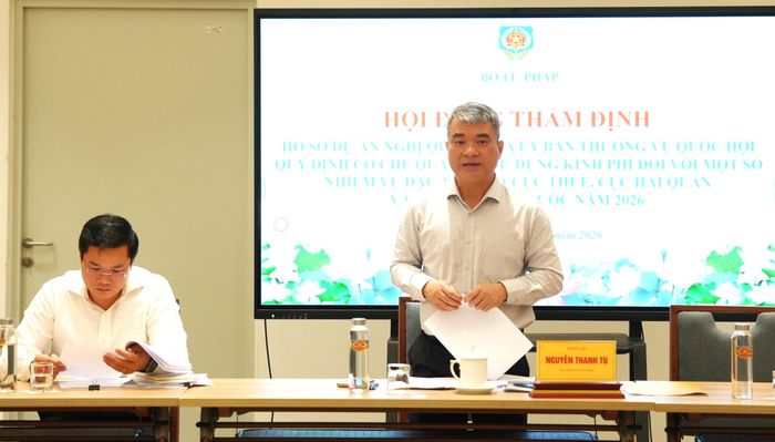 Thứ trưởng Bộ Tư pháp Nguyễn Thanh Tú chủ trì Hội đồng thẩm định dự án Nghị quyết. Ảnh: CẨM HÀ