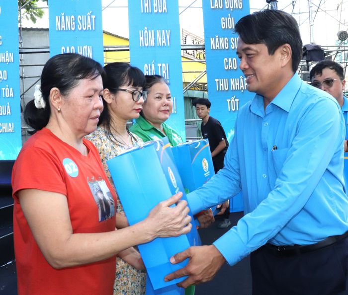  Chủ tịch LĐLĐ TPHCM Bùi Thanh Nhân trao quà đến công nhân khó khăn, bệnh hiểm nghèo sau Đại hội XIV Công đoàn Việt Nam 