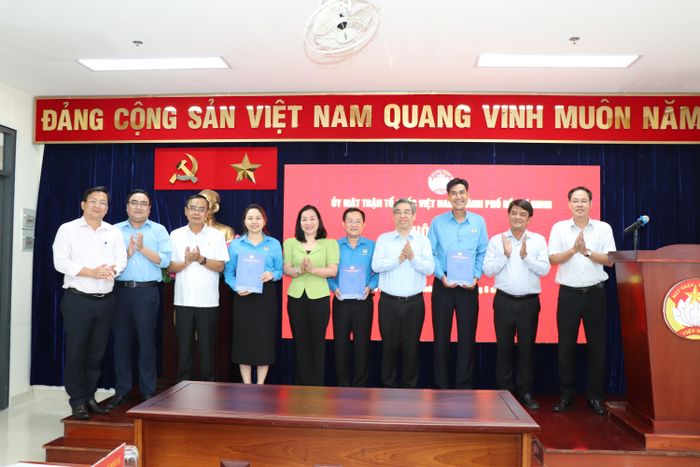  Đồng chí Nguyễn Phước Lộc chúc mừng nhân sự mới của Trung tâm Tư vấn và Hỗ trợ người lao động Công đoàn TPHCM. Ảnh: ANH HOÀNG 