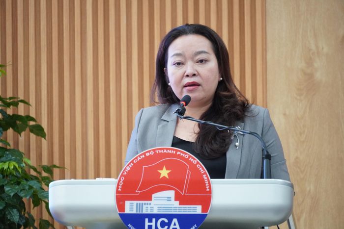  Phó Bí thư thường trực Đảng ủy phường Cầu Ông Lãnh Nguyễn Trung Châu Tuyên tham luận tại hội thảo 
