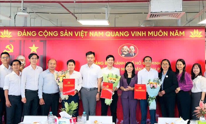 Phó Bí thư chuyên trách Đảng ủy UBND TPHCM Nguyễn Thanh Xuân cùng các đại biểu chúc mừng thành lập Chi bộ Cơ quan điều hành Trung tâm Tài chính quốc tế tại TPHCM