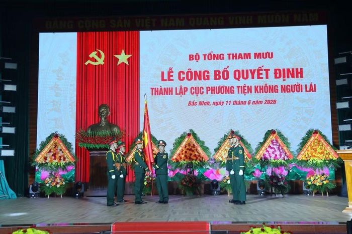 Đại tướng Phan Văn Giang trao Quân kỳ Quyết thắng cho Cục Phương tiện không người lái. Ảnh: Bộ Quốc phòng.