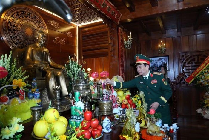 Đại tướng Phan Văn Giang dâng hoa, dâng hương tưởng niệm Chủ tịch Hồ Chí Minh. Ảnh: Bộ Quốc phòng.