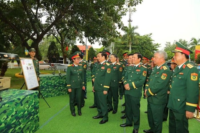 Đại tướng Phan Văn Giang và các đại biểu thăm quan trưng bày vũ khí, trang bị kỹ thuật không người lái. Ảnh: Bộ Quốc phòng.