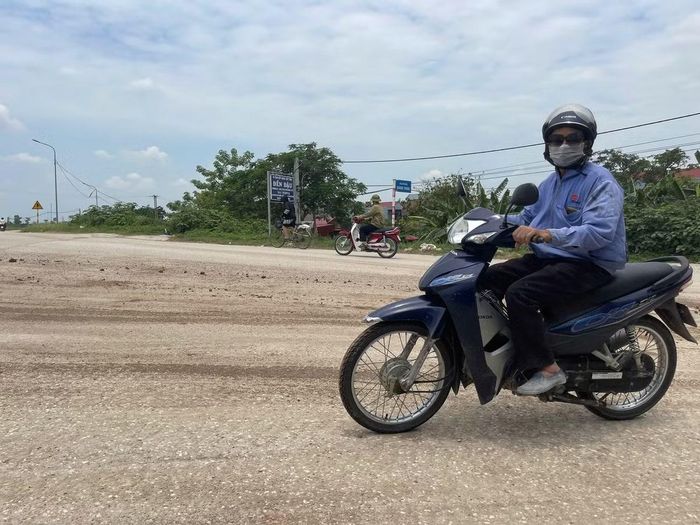 Người dân qua lại không khỏi ngán ngẩm trước con đường nhếch nhác, bụi bẩn.