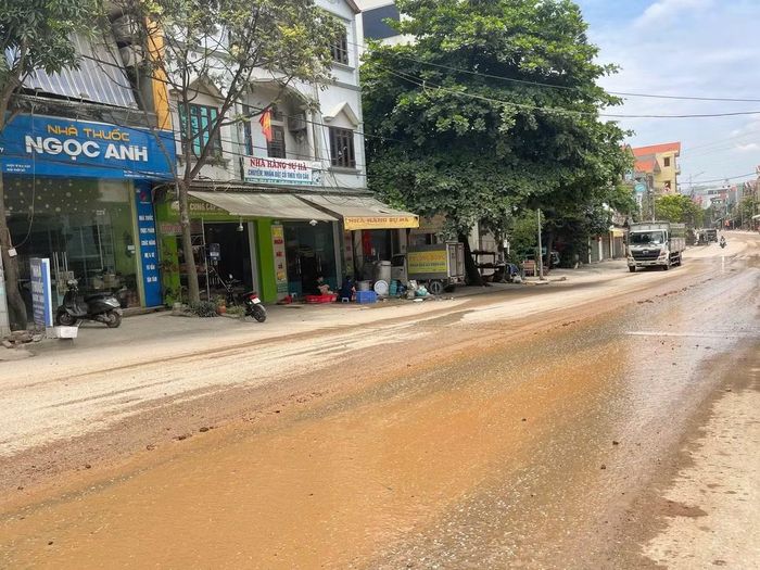 Những ngày qua, nhiều người dân ở tổ dân phố Vũ Dương, phường Bồng Lai (tỉnh Bắc Ninh) không khỏi ngán ngẩm trước tình trạng xe chở vật liệu chạy qua đường DT291 làm rơi vãi đất, cát gây bụi bẩn, tiềm ẩn nhiều nguy cơ mất an toàn giao thông.