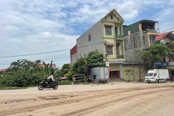 Đất, cát nhếch nhác rơi khắp mặt đường, nối dài từ đường DT291.