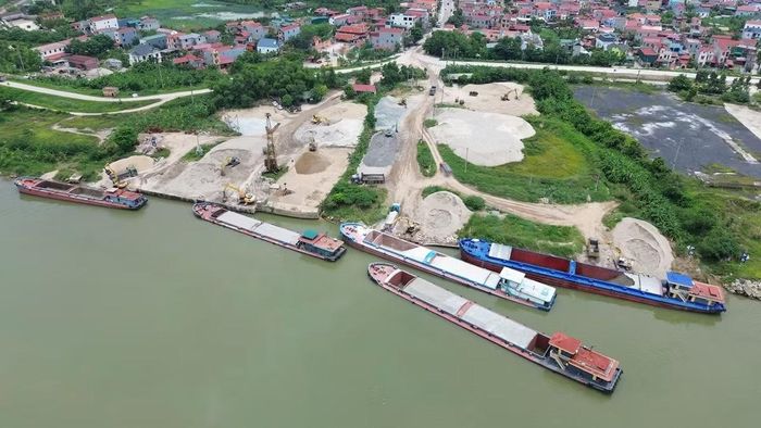 Theo ông Nguyễn Văn Thanh - Phó Chủ tịch UBND Phường Bồng Lai, bãi trung chuyển vật liệu ở đây đã được gia hạn giấy phép hoạt động, Sở Nông nghiệp và Môi trường Bắc Ninh vừa qua cũng đã xuống kiểm tra.