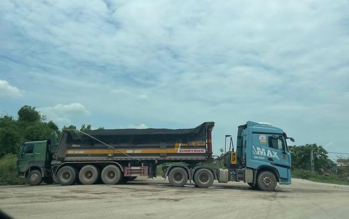 Ngày 11/6, trao đổi với PV, ông Nguyễn Văn Thanh - Phó Chủ tịch UBND Phường Bồng Lai - cho biết, vấn đề này phường cũng đã tiếp nhận và có văn bản gửi các đơn vị liên quan. Bước đầu nguyên nhân xảy ra tình trạng đất, cát rơi vãi ra đường như vậy là do các xe chở vật liệu phục vụ việc thi công đường Vành đai 4 và một phần xe chở vật liệu từ bãi trung chuyển đê tả Đuống.