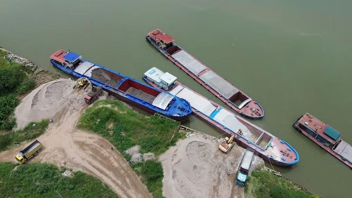 Tại khu vực bãi trung chuyển đê tả Đuống (địa phận phường Bồng Lai) có nhiều tàu thuyền, xe cộ hoạt động nhộn nhịp.