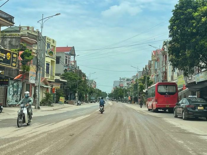 Ghi nhận trưa 10/6, khu vực người dân phản ánh đang xuất hiện đất, cát rơi vương vãi khắp mặt đoạn đường DT291 gây tình trạng bụi bẩn, ô nhiễm môi trường, tiềm ẩn nguy cơ mất an toàn cho người qua lại.