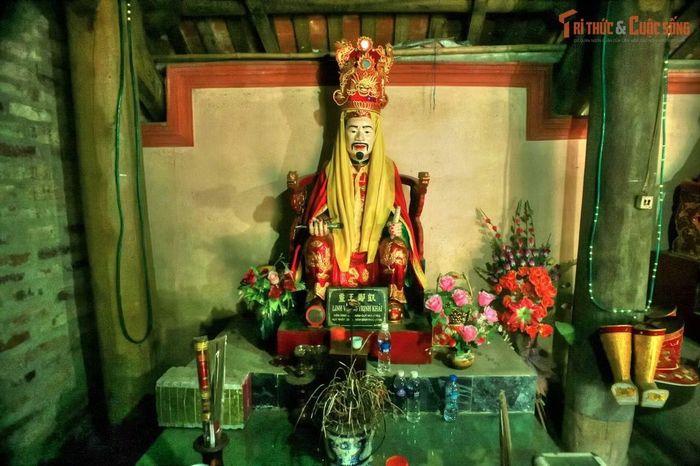 Tượng chúa Trịnh Khải - nhân vật gắn với sự sụp đổ sự nghiệp của Hoàng Đình Bảo - ở di tích Phủ Trịnh, Thanh Hóa. Ảnh: Quốc Lê.