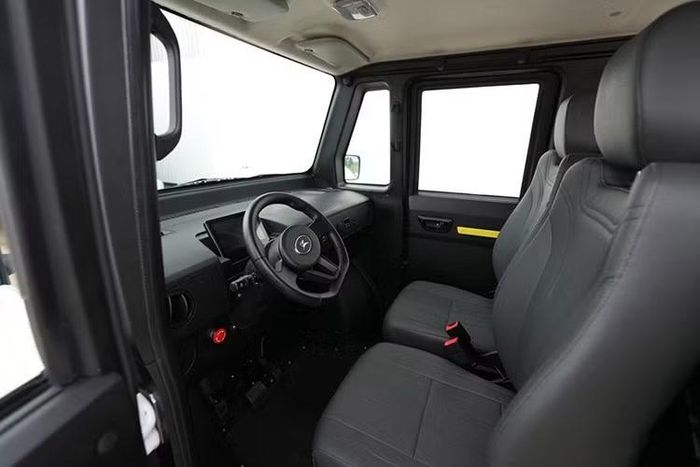 Ngay cả khi người lái đạp hết chân ga, xe cũng chỉ đạt tốc độ tối đa 50 km/h. Khi sạc bằng ổ điện gia dụng 220V, xe cần khoảng 4 giờ để nạp đầy pin, phù hợp với việc sạc qua đêm và sử dụng vào ngày hôm sau. Phạm vi hoạt động tối đa của xe đạt 100 km sau mỗi lần sạc đầy.