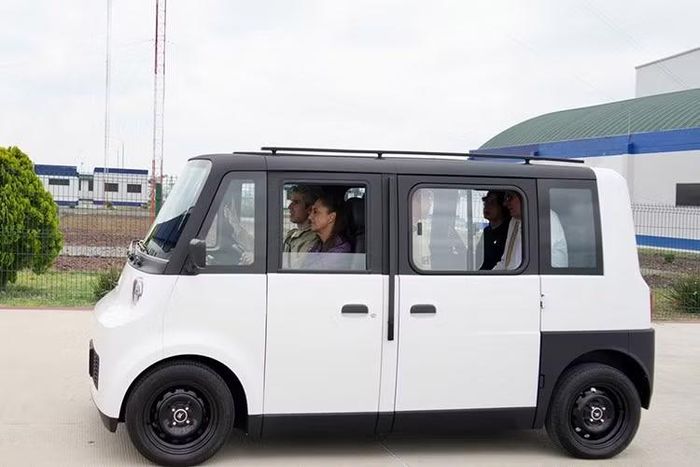 Giá bán được xem là một trong những điểm hấp dẫn nhất của mẫu xe này. Uno có giá khởi điểm chỉ 150.000 Peso, tương đương chưa tới 8.600 USD (tương đương khoảng 227 triệu đồng). Ngoài giá bán, mẫu xe điện này còn có chi phí sử dụng hấp dẫn.