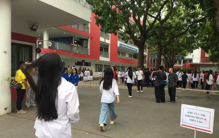 Hôm nay, thí sinh bước vào ngày thi thứ 2, thi hai môn thi tự chọn. Ảnh Bình Nguyên