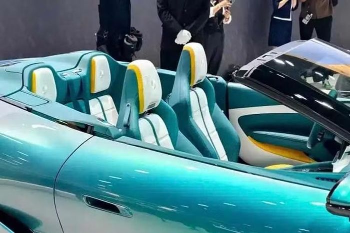 Piên bản Coupe tiêu chuẩn có thiết kế gần như giống hệt Denza Z Convertible từng được trưng bày tại Triển lãm Ô tô Bắc Kinh 2026, chỉ khác ở phần mui cố định.