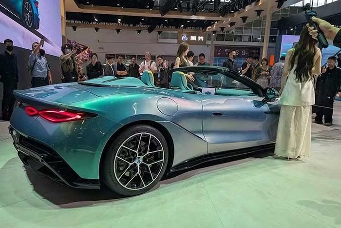 Phiên bản Coupe cao cấp được trang bị gói khí động học chuyên biệt hơn, bao gồm cản trước và bộ chia gió trước được thiết kế lại. Xe cũng sử dụng bộ mâm riêng biệt, đi kèm cánh gió đồ sộ phía sau và bộ khuếch tán gió cỡ lớn.