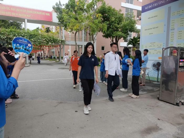 Thí sinh đã hoàn thành bài thi môn tự chọn ngày thi thứ 2- Kỳ thi tốt nghiệp THPT 2026. Ảnh Bình Nguyên