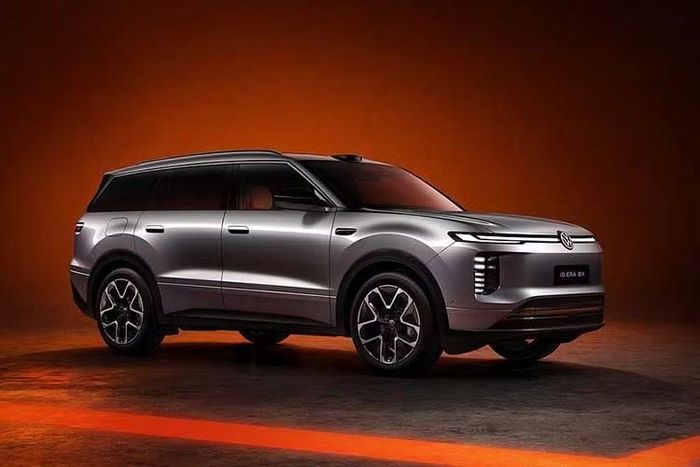 Volkswagen tiếp tục làm những điều mà hãng dường như chưa thể thực hiện ở các thị trường khác tại Trung Quốc, đó là liên tục tung ra các mẫu ô tô thuần điện và xe điện mở rộng phạm vi (EREV) vốn có sức hút đáng kể ở đất nước tỷ dân này. Volkswagen ID.Era 8X là cái tên mới nhất trong số đó, sở hữu thiết kế hiện đại và gọn gàng cùng gói công nghệ đủ sức cạnh tranh.