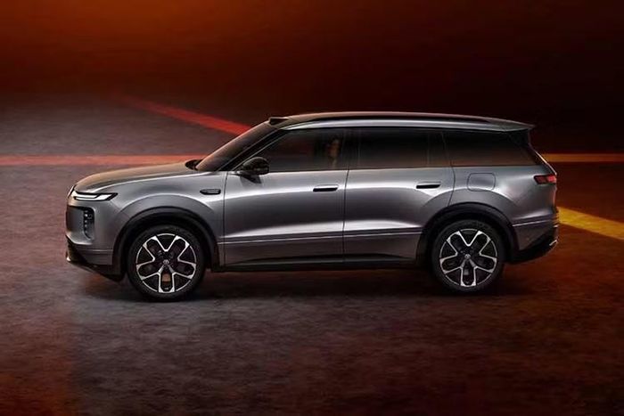 Điều này không hẳn là bất lợi nhưng cũng đồng nghĩa với việc Volkswagen ID.Era 8X có thể dễ dàng bị nhầm lẫn với người anh em cùng thương hiệu khi xuất hiện trên đường đồng thời gây bối rối cho khách hàng. Ở phía trước, Volkswagen ID.Era 8X được trang bị dải đèn LED vắt ngang đầu xe, kết hợp cùng đèn LED định vị ban ngày.