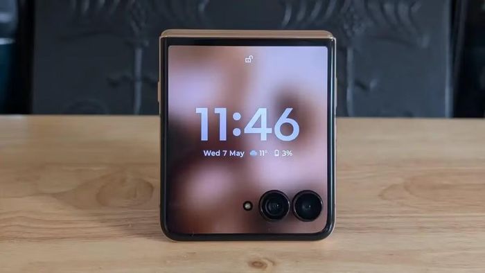 Motorola Razr 60 5G đánh dấu sự trở lại đầy ấn tượng của dòng điện thoại nắp gập huyền thoại Razr tại thị trường Việt Nam, mang đến cho người dùng một lựa chọn mới mẻ trong phân khúc smartphone màn hình gập vốn đang bị thống trị bởi các sản phẩm đến từ Samsung, đồng thời kết hợp hài hòa giữa yếu tố thời trang, công nghệ hiện đại và mức giá dễ tiếp cận.