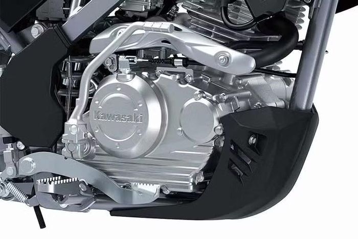 Dù có dung tích cao nhưng Kawasaki KLX150XPL 2027 lại chỉ đạt công suất 12PS và mô-men xoắn 11,3Nm. Giống như KLX250, Kawasaki đã thiết kế cỗ máy này hướng tới sự bền bỉ, thay vì chạy theo công suất.