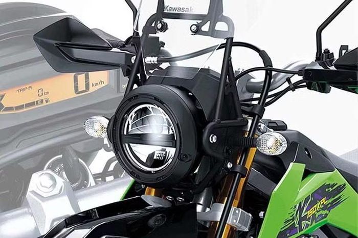 Những thay đổi quan trọng nhất trên Kawasaki KLX150XPL 2027 mới hội tụ ở phần đầu, với đèn pha chóa tròn LED được bao phía trên bởi kính chắn gió cao. Quan trọng hơn, KLX150XPL cũng chỉ được bán với duy nhất phiên bản màu "xanh Kawa" mới nhất này.