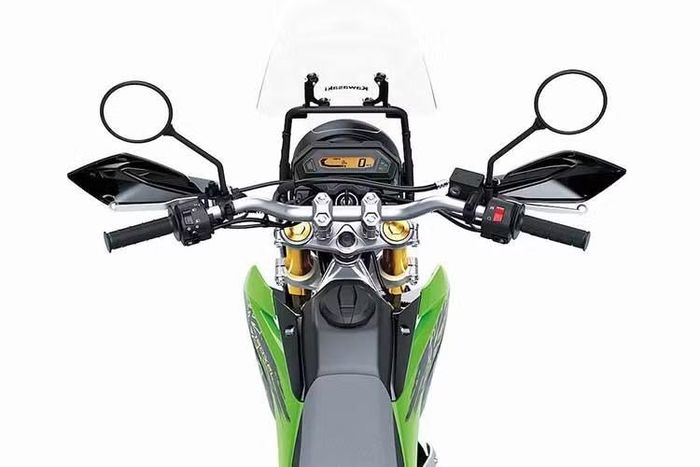 Kawasaki đã phối màu và thiết kế tem xe gợi nhớ trực tiếp về các dòng KLX từ thập niên 80-90 của Thế kỷ XX. Do dựa trên KLX150L, bản XPL dùng vành 21-18 inch để đem tới khả năng vượt địa hình cao hơn. Đi kèm vành trước là lốp bản 2,75-21 45P.
