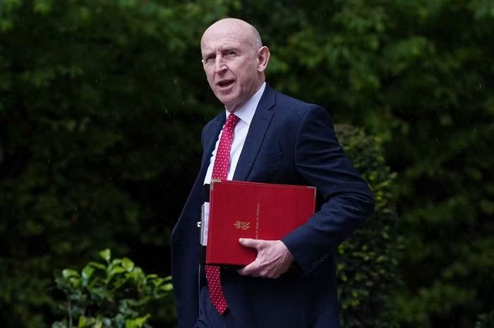 Bộ trưởng Quốc phòng Anh John Healey đến dự cuộc họp nội các tại số 10 phố Downing ở London, ngày 2/6/2026. Ảnh: AP/Alberto Pezzali.