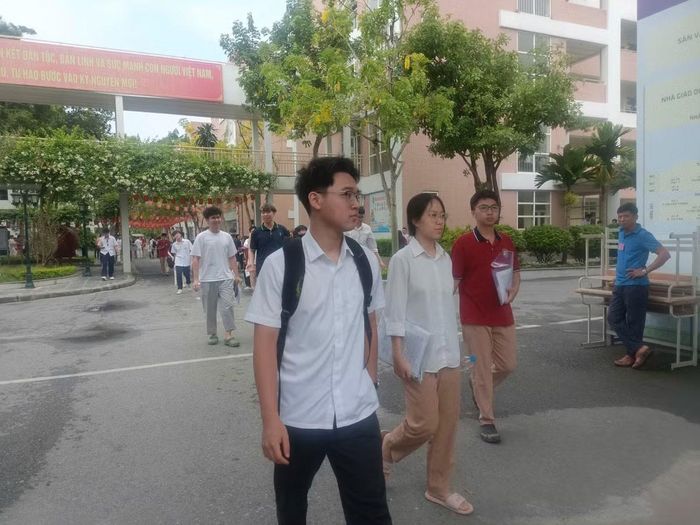 Thí sinh hoàn thành ngày thi cuối của kỳ thi tốt nghiệp THPT 2026 với hai môn tự chọn. Nhiều thí sinh nhận định đề thi khó nhưng cũng có thí sinh nhận định đề thi bám sát chương trình học, vừa sức, đồng thời có những câu hỏi mang tính phân loại, học chắc, tư duy tốt, tập trung làm bài... có thể đạt điểm tuyệt đối.
