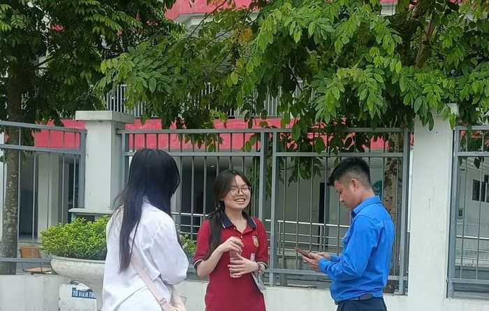  2 thí sinh trường THPT Nguyễn Gia Thiều cũng cho biết, năm nay em chọn thi môn Sử và tiếng Anh. Đây cũng là 2 môn có số thí sinh đăng ký nhiều trong kỳ thi năm nay. 