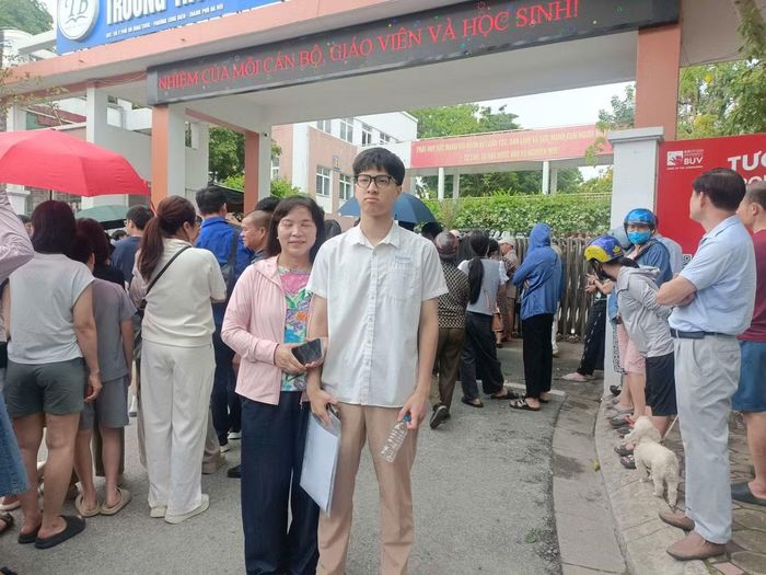 Ngày thi cuối, phụ huynh đồng hành cùng con để động viên con hoàn thành tốt bài thi.