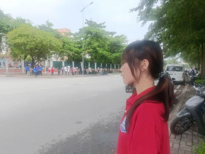  Nguyễn Bảo Châm, học sinh Trường Lý Thường Kiệt rời phòng thi tâm trạng không được vui vì năm nay em chọn môn thi Giáo dục kinh tế và pháp luật và tiếng Anh vì nghĩ các môn này dễ học. Nhưng không ngờ cả 2 môn này năm nay đề đều khó nên cũng chỉ đạt tầm 6-7 điểm mỗi môn. 