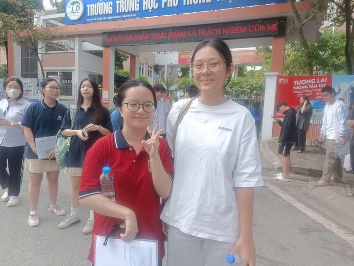 Em Bảo Ngân (phải) và Minh Anh cho biết năm nay thi tiếng Anh và Giáo dục kinh tế pháp luật dễ tốt nghiệp hơn. Nhưng đề các môn này năm nay hơi khó, các em khó đạt được điểm 8.