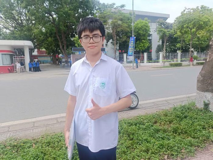 Em Hoàng Đức Việt, học sinh Trường THPT Thạch Bàn cho biết, đề Lý hơi khó, em có 2 câu khó không làm được nên chỉ mong đạt hơn 7 điểm.