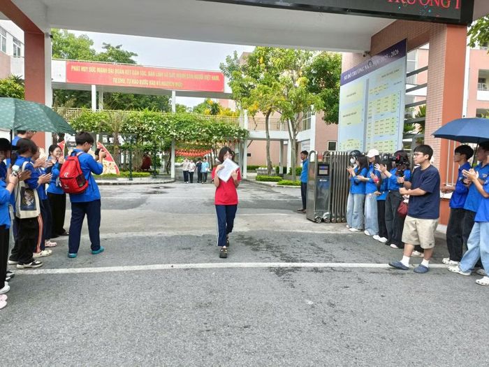 Thí sinh đầu tiên tại điểm thi Trường THPT Thạch Bàn rời điểm thi sáng nay, nhưng em cũng không tự tin lắm với kết quả bài thi tự chọn của mình.
