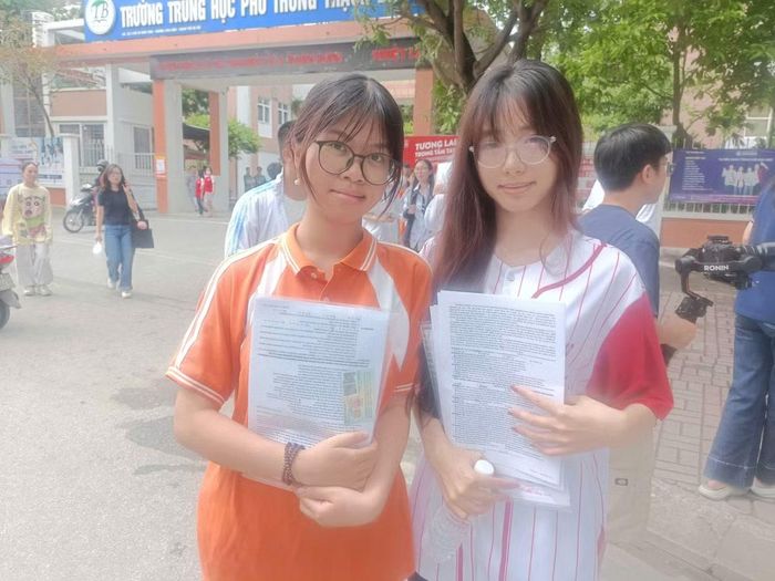 Sáng ngày 12/6, các thí sinh bước vào buổi cuối thi tốt nghiệp THPT năm 2026 với bài thi tự chọn gồm 2 môn; thời gian làm bài mỗi môn 50 phút. Bạn Minh Ngọc và nhiều thí sinh nhận định đề thi môn Giáo dục Kinh tế và Pháp luật và Tiếng Anh có tính phân hóa rõ rệt, đề khó với học sinh học lực bình thường.