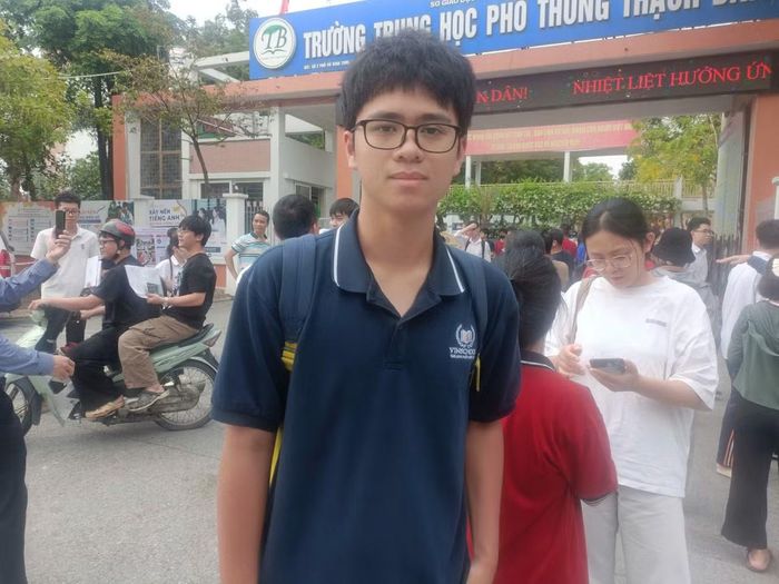  Em Hoàng Uyên cho biết, đề thi Lý và tiếng Anh năm nay độ khó trung bình, bám sát chương trình, em dự kiến 2 môn đạt điểm khá. 