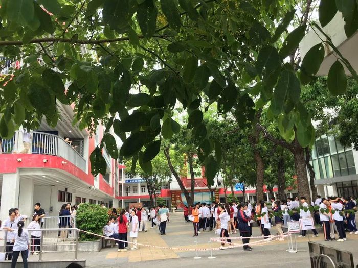  Sáng nay, các thí sinh phải làm hai môn tự chọn, thí sinh chọn trong các môn đã học ở trường là Hóa học, Vật lý, Sinh học, Địa lý, Lịch sử, Giáo dục kinh tế và pháp luật, Tin học, Công nghệ Nông nghiệp, Công nghệ Công nghiệp và Ngoại ngữ. 