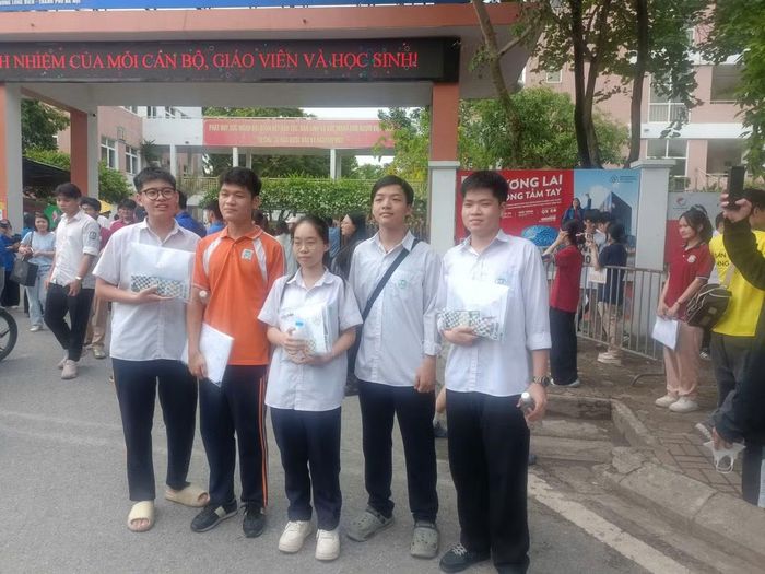  Bạn Đỗ Minh Hoàng và nhóm bạn tại điểm thi Trường THPT Thạch Bàn cho biết, đề Lý cũng khó, nhiều lý thuyết, làm chắc có thể đạt 9- 10 điểm. Còn môn Tiếng Anh khó đạt điểm cao. 