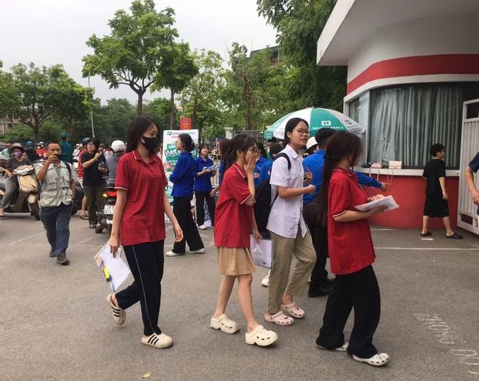 Tại điểm thi Trường THCS Thạch Bàn, em Tố Uyên, Trường THPT Vạn Xuân (Hà Nội) cho biết, em chọn thi môn tiếng Anh và lịch sử. Đề thi tiếng Anh năm nay cũng khó nên khó đạt điểm khá, còn đề thi Sử cũng dễ thở hơn em có thể đạt 8 điểm.