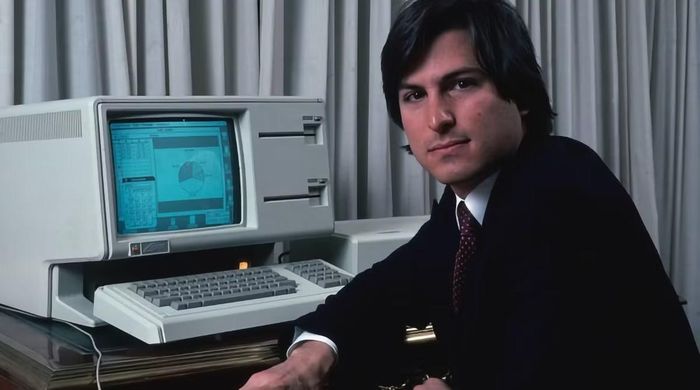 Bước ngoặt đầu tiên đến với Apple khi mẫu máy tính Apple II ra mắt năm 1977 nhanh chóng đạt thành công lớn trên thị trường, giúp công ty tăng trưởng mạnh mẽ tại Thung lũng Silicon, trước khi Macintosh xuất hiện vào năm 1984 và trở thành sản phẩm thể hiện rõ nhất tư duy đổi mới của Steve Jobs.