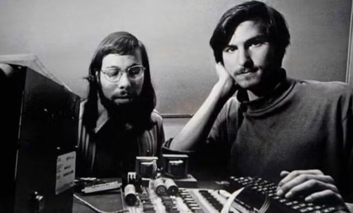 Sinh năm 1955 tại San Francisco, Mỹ, Steve Jobs cùng người bạn Steve Wozniak sáng lập Apple Computer vào năm 1976 với khát vọng đưa máy tính cá nhân đến gần hơn với mọi người thay vì chỉ phục vụ doanh nghiệp và giới nghiên cứu, mở ra một hướng đi hoàn toàn mới cho ngành công nghiệp công nghệ thời bấy giờ.