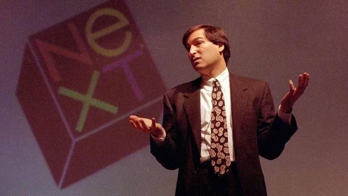 Sau khi rời Apple vào năm 1985 vì những bất đồng trong chiến lược phát triển, Steve Jobs thành lập NeXT và đầu tư phát triển Pixar, trong đó công nghệ từ NeXT sau này trở thành nền tảng quan trọng cho hệ điều hành macOS và iOS, còn Pixar vươn lên thành một trong những hãng phim hoạt hình thành công nhất thế giới.