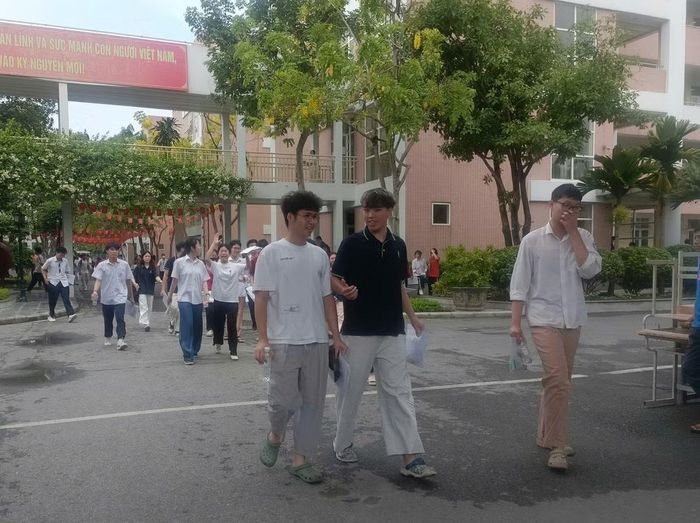 Thí sinh Hà Nội hoàn thành Kỳ thi tốt nghiệp THPT sáng nay. Ảnh Bình Nguyên